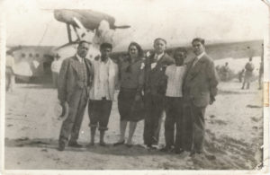 2. Los pescadores Irola y Tzuc (segundo y quinto de iz. a de