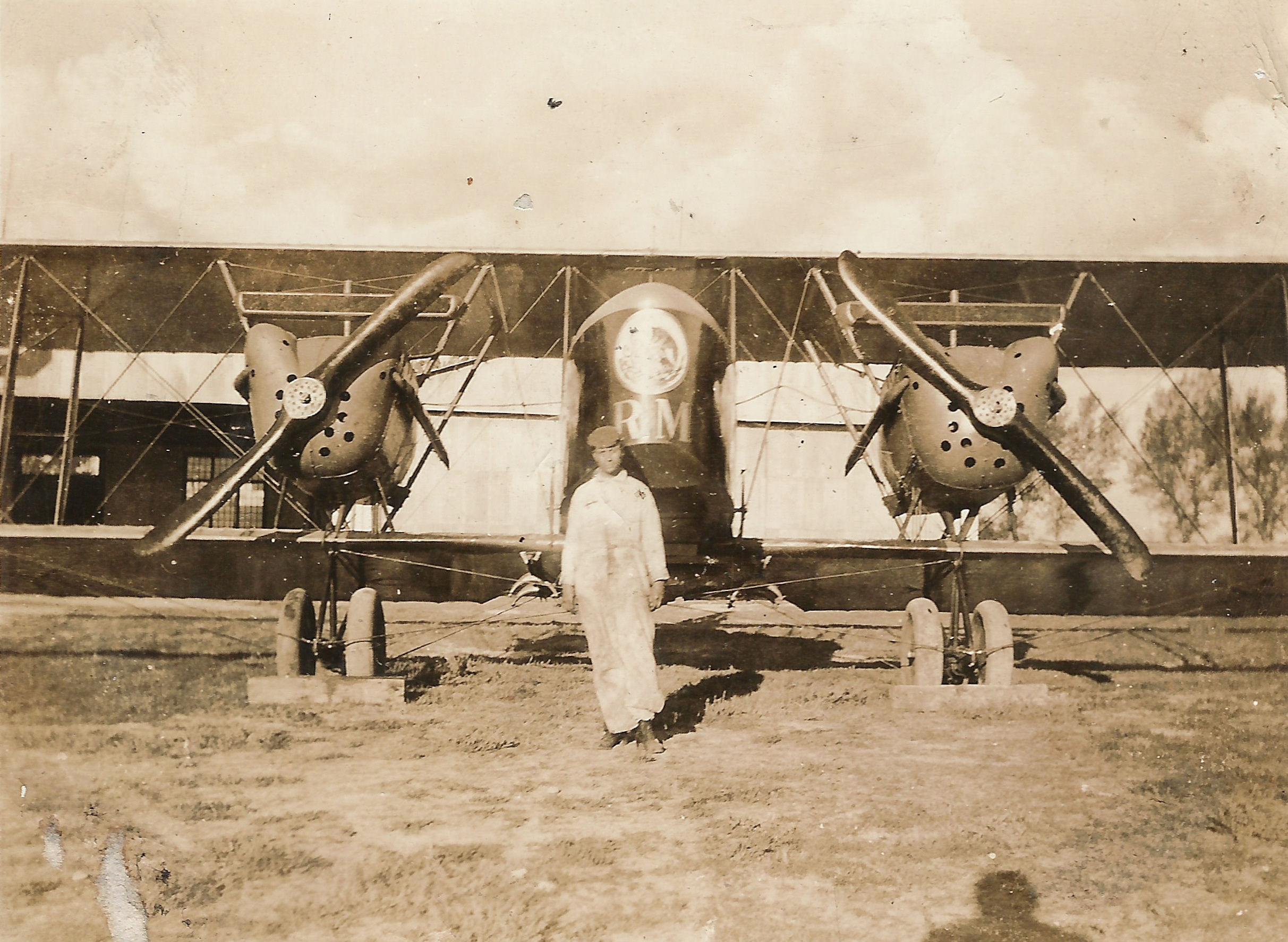 3. Aeroplano modelo Farman, al frente su profesor de mecánic