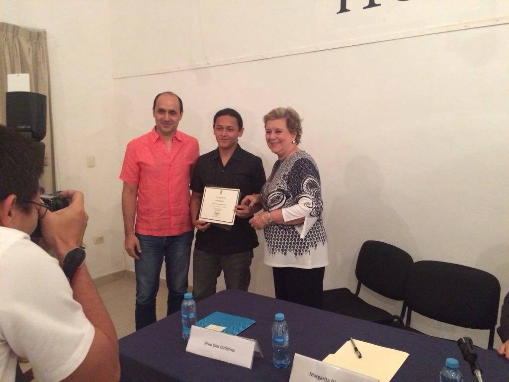 entrega premio poesía José Dias Bolio a Daniel Medina Rosado (1)